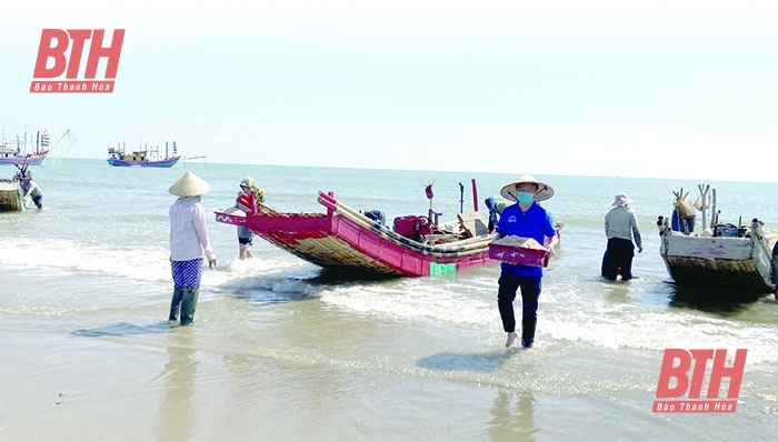 Giám đốc trẻ Lê Ngọc Anh (đội mũ kè) đã gắn kết được ngư dân địa phương trong chuỗi sản xuất mắm, phát huy được những giá trị bản địa cho sản phẩm.