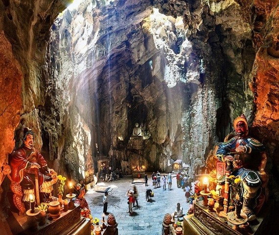 Thạch nhũ kỳ vĩ trong hang động Ngũ hành Sơn Đà Nẵng. Ảnh XL