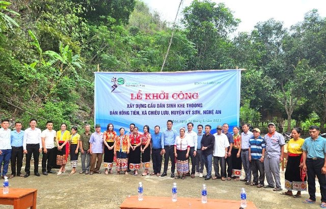 CLB Tennis báo chí Nghệ An đã trao 50 suất quà cho các hộ dân thuộc diện đặc biệt khó khăn, hộ nghèo, mỗi suất quà 10kg gạo ngon.