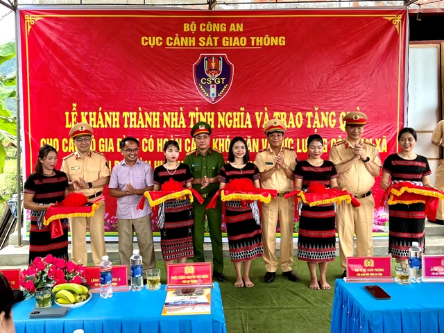 Cục Cảnh sát giao thông trao tặng nhà tình nghĩa cho gia đình khó khăn ở Thừa Thiên Huế