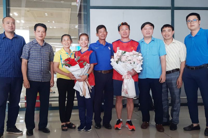 Ông Nguyễn Trọng Bắc (thứ 2 từ trái sang) và người thân, bạn bè chúc mừng vận động viên Nguyễn Thị Oanh