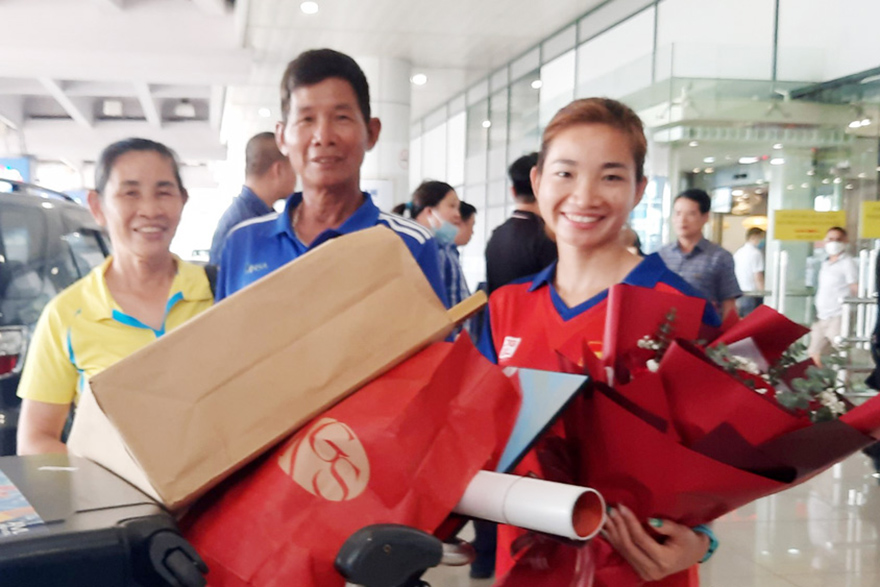 Vận động viên Nguyễn Thị Oanh cùng cha mẹ tại sân bay Nội Bài