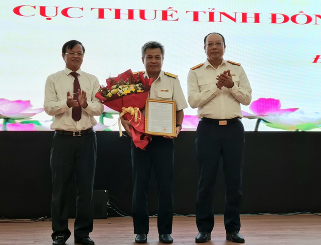 Ông Vũ Xuân Bách (bìa phải) - Phó tổng cục trưởng Tổng cục Thuế trao quyết định cho tân Cục trưởng cục Thuế Đồng Nai Nguyễn Toàn Thắng (giữa)