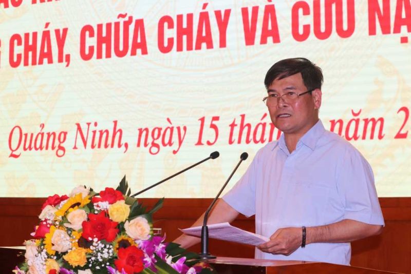 Đồng chí Bùi Văn Khắng, Phó Chủ tịch UBND tỉnh, Trưởng Ban Chỉ đạo công tác PCCC&CHCN tỉnh phát biểu chỉ đạo tại hội nghị.