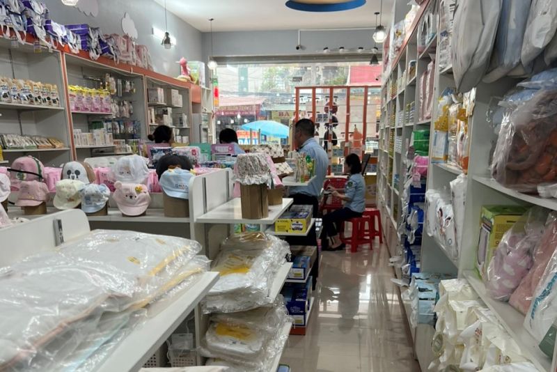 Lực lượng chức năng kiểm tra một cửa hàng trong chuỗi Kim Hiền mẹ và bé.