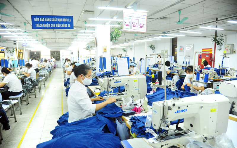 Hiệp hội Dệt may Việt Nam đề xuất Nhà nước tăng cường xúc tiến thương mại, hỗ trợ vay vốn lãi suất ưu đãi 0% để trả lương cho người lao động.