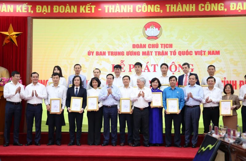 Đại diện SeABank ủng hộ 100 nhà Đại đoàn kết tổng trị giá 5 tỷ đồng cho hộ nghèo tỉnh Điện Biên