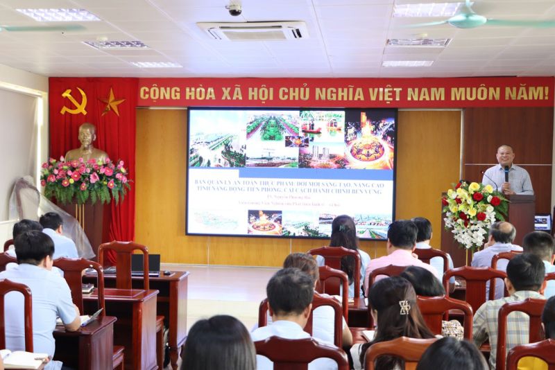 Viện trưởng Nguyễn Phương Bắc trình bày tại hội nghị