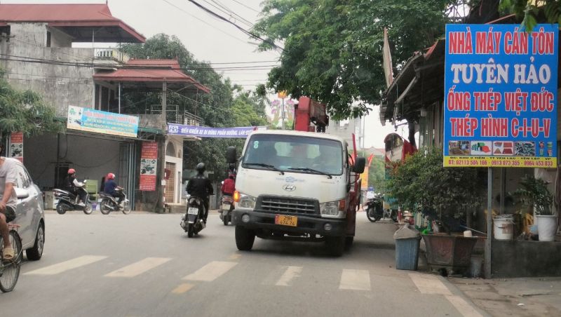 xe tải cẩu mang BKS 29H; 47474 cũng v&ocirc; tư đi ngược chiều tr&ecirc;n trục đường DT 305