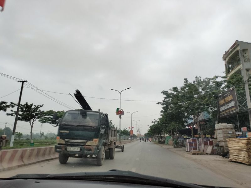 xe tải mang BKS 88C: 00591 tự chế để chở k&eacute;o h&agrave;ng, đi ngược chiều tr&ecirc;n trục đường DT 305