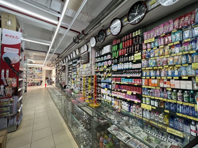 Khu vực bán mỹ phẩm, đồng hồ... tại siêu thị Thành Đô cơ sở 352 Giải Phóng, Thanh Xuân, Hà Nội
