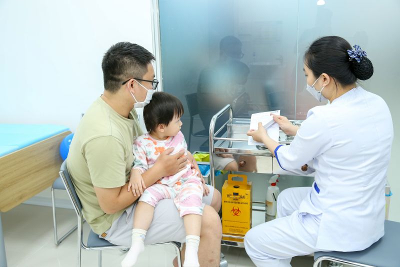 Tại phòng tiêm, điều dưỡng VNVC sẽ giới thiệu thông tin vắc xin để khách hàng kiểm tra, đối chiếu