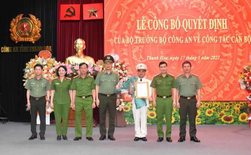 Các đồng chí trong Ban Thường vụ Đảng ủy, lãnh đạo Công an tỉnh tặng hoa chúc mừng Thượng tá Lê Ngọc Anh