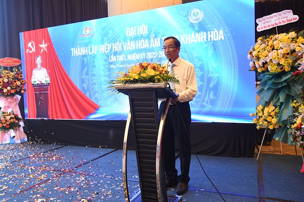 Ông Nguyễn Văn Thiện, Giám đốc sở Văn Hóa và Thể Thao đọc Quyết định của UBND tỉnh cho phép thành lập hiệp hội.