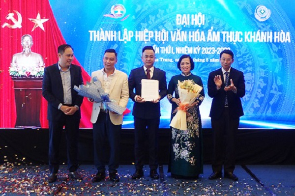 Ông Đinh Văn Thiệu, Phó Chủ tịch UBND tỉnh trao Quyết định, tặng hoa chúc mừng cho đại diện Ban vân động thành lập hiệp hội.