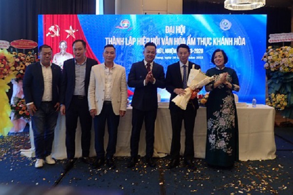 Lãnh đạo Ban vận động thành lập hiệp hội tặng hoa cảm ơn Phó chủ tịch UBND tỉnh Đinh Văn Thiệu.