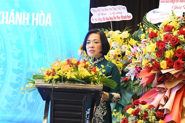 Bà Lê Thị Hồng Minh thay mặt Hiệp hội báo cáo Phương hướng, nhiệm vụ nhiệm kỳ 2023- 2028