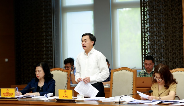 Thứ trưởng Bộ Y tế Trần Văn Thuấn báo cáo những nội dung quan trọng của Nghị định sửa đổi, bổ sung Nghị định 146/2018/NĐ-CP