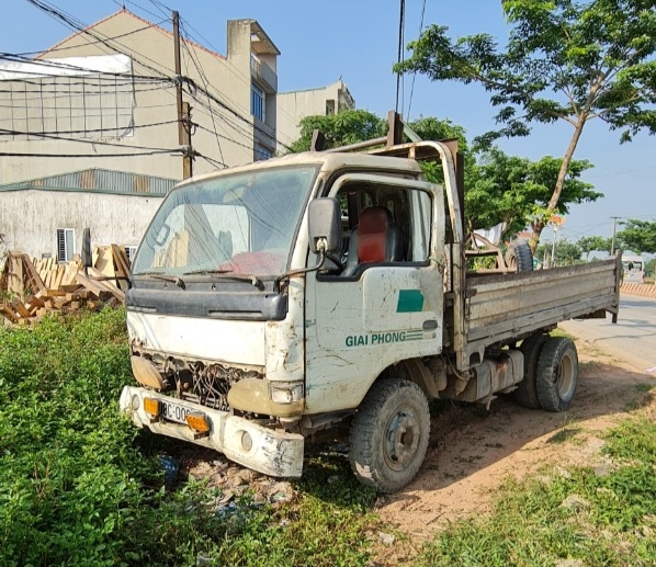 xe vi phạm về ni&ecirc;n hạn sủ dụng, kh&ocirc;ng đang kiểm bị lực lượng CSGT huyện Y&ecirc;n Lạc xử l&yacute;