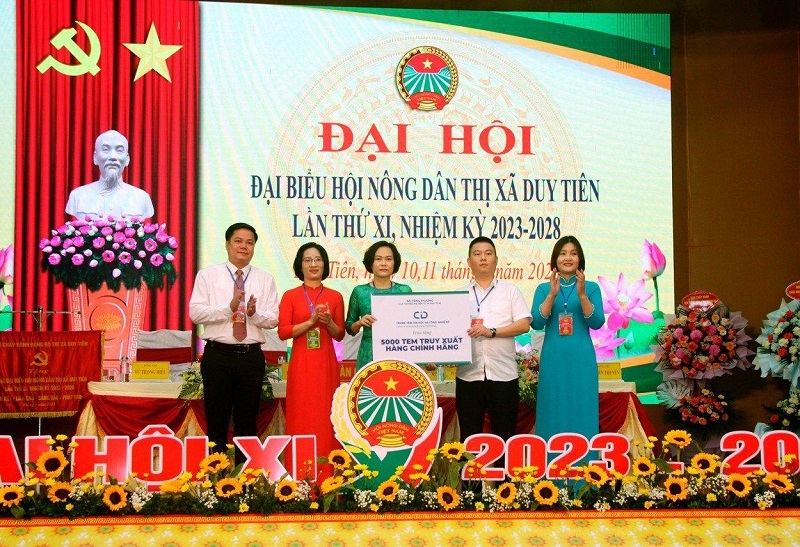 Hội viên Nguyễn Thanh - chủ thể của sản phẩm Trà ướp sen Trưởng An - phường Duy Minh tiếp nhận phần quà 5.000 tem truy xuất hàng chính hãng do Trung tâm Tin học và Công nghệ số trao tặng