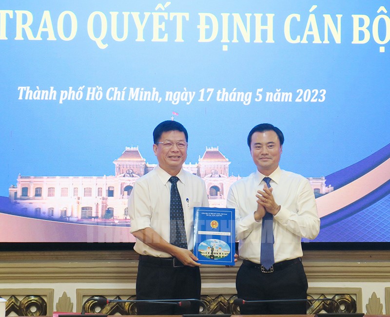 Phó Chủ tịch UBND TPHCM Bùi Xuân Cường trao Quyết định của UBND TP cho đồng chí Nguyễn Tương Minh