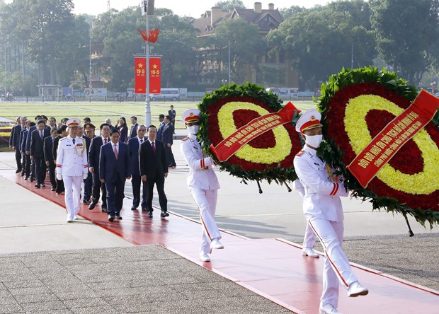 Lãnh đạo Đảng và Nhà nước đến đặt vòng hoa, vào Lăng viếng Chủ tịch Hồ Chí Minh.