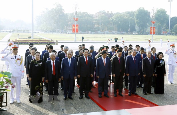 Lãnh đạo Đảng và Nhà nước thành kính tưởng nhớ Chủ tịch Hồ Chí Minh.