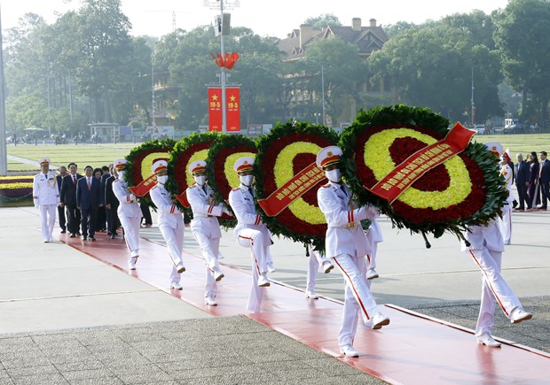 Nhân dịp kỷ niệm 133 năm Ngày sinh Chủ tịch Hồ Chí Minh (19/5/1890-19/5/2023), sáng 18/5, tại Hà Nội, đoàn đại biểu lãnh đạo Đảng, Nhà nước đến đặt vòng hoa và vào Lăng viếng Chủ tịch Hồ Chí Minh.