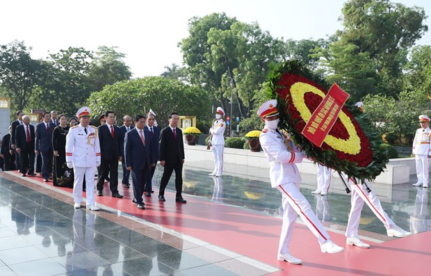 Cũng nhân dịp này, lãnh đạo, nguyên lãnh đạo Đảng, Nhà nước tới đặt vòng hoa tại Đài tưởng niệm các Anh hùng liệt sỹ trên đường Bắc Sơn (Ba Đình, Hà Nội)