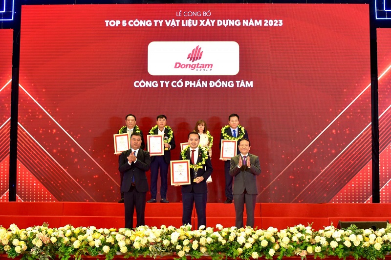 Ông Võ Quốc Huy – Giám đốc Điều hành Kinh doanh Dongtam Group nhận chứng nhận Top 5 Công ty Vật liệu Xây dựng năm 2023