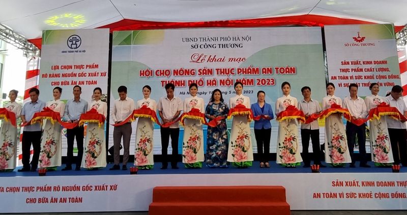 Các đại biểu cắt băng khai mạc Hội chợ nông sản thực phẩm an toàn thành phố Hà Nội năm 2023
