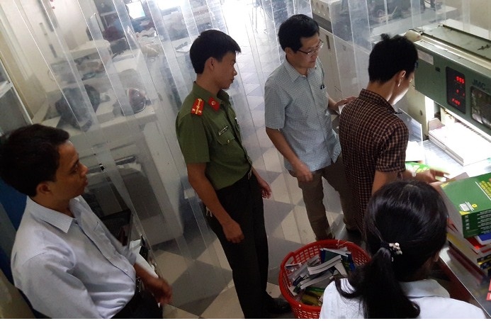 Thanh tra Sở TT&TT tỉnh Thanh Hóa phối hợp với lực lượng chức năng xử phạt vi phạm hành chính đối với cơ sở vi phạm tại