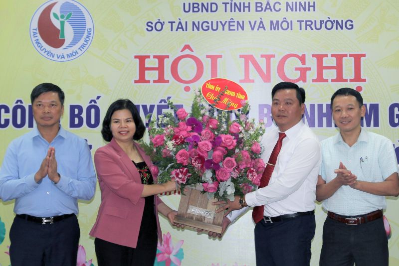 Chủ tịch UBND tỉnh Nguyễn Hương Giang, Phó Chủ tịch UBND tỉnh Đào Quang Khải (ngoài cùng bên trái) tặng hoa chúc mừng tân Giám đốc Sở Tài nguyên và Môi trường Hồ Nguyên Hồng