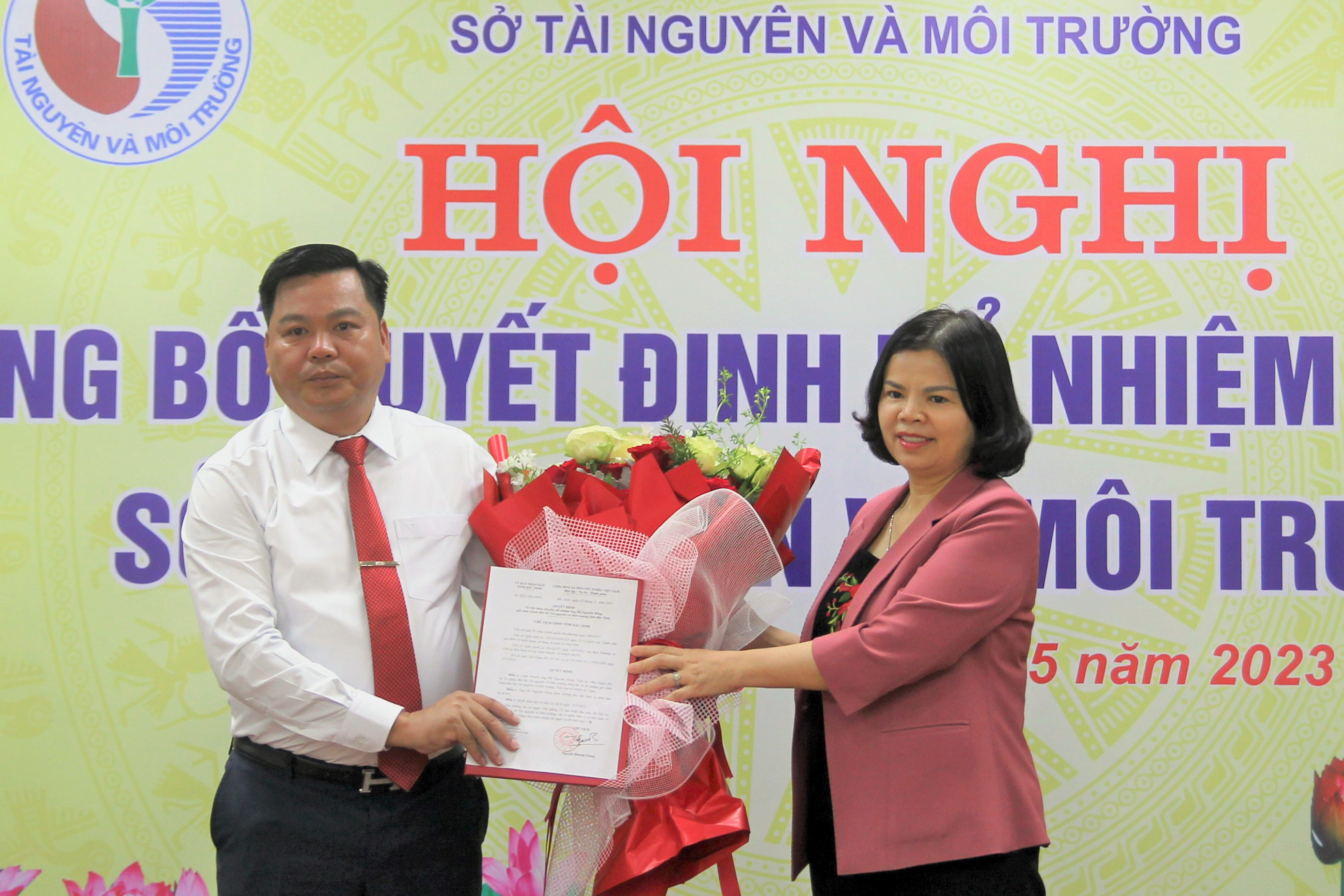 Chủ tịch UBND tỉnh Bắc Ninh Nguyễn Hương Giang trao Quyết định và tặng hoa chúc mừng tân Giám đốc Sở Tài nguyên và Môi trường Hồ Nguyên Hồng