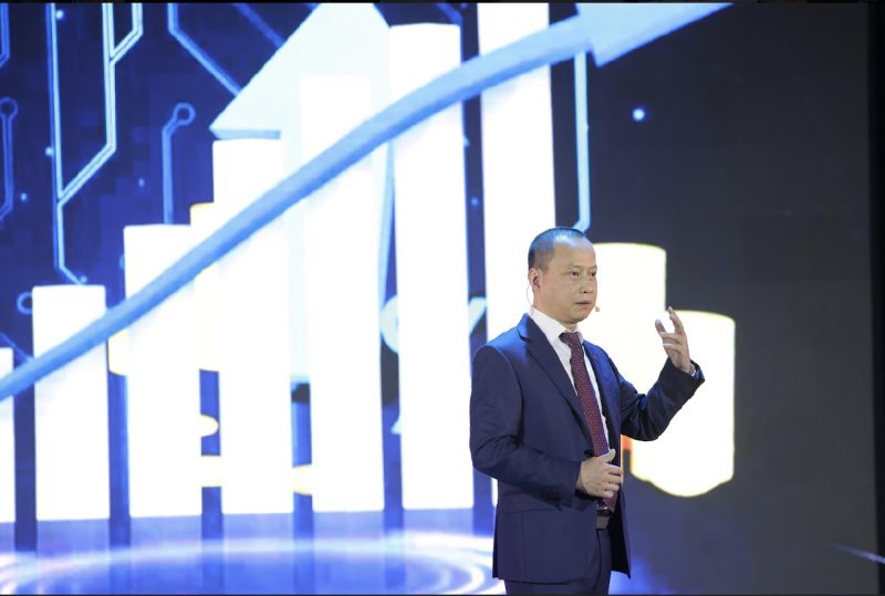 Ông Phùng Quang Hưng – Phó tổng giám đốc Techcombank giới thiệu giải pháp tài chính cá nhân hóa cho từng khách hàng dựa trên nền tảng số hóa và Big data