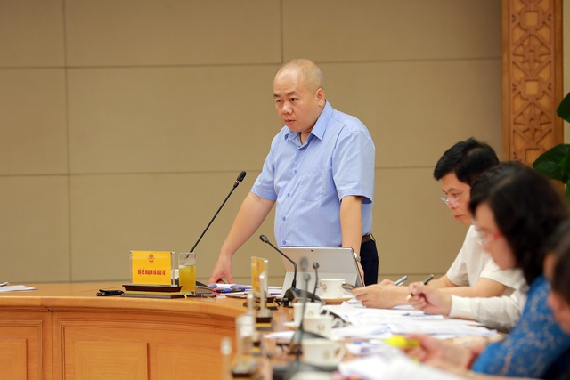 Thứ trưởng Bộ KH&ĐT Đỗ Thành Trung trả lời một số kiến nghị của hai tỉnh Long An, Bà Rịa-Vũng Tàu liên quan đến lĩnh vực quản lý của Bộ - Ảnh: VGP/Minh Khôi
