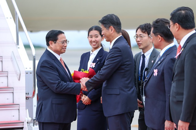 Thứ trưởng Bộ Ngoại giao Nhật Bản Yamada Kenji chào đón Thủ tướng Phạm Minh Chính tại sân bay Hiroshima