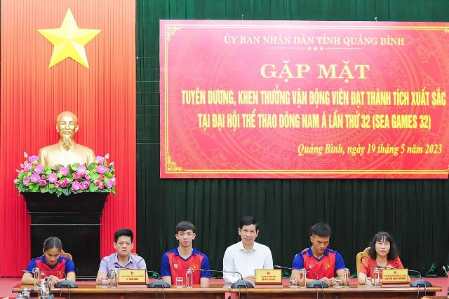 3 VĐV gồm: Nguyễn Huy Hoàng (môn bơi), Nguyễn Thị Hương (điền kinh) và Trương Xuân Nguyên (đua thuyền truyền thống) tại buổi gặp mặt