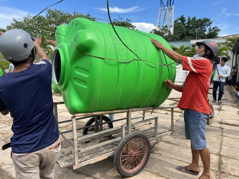 Người dân nhận bồn chứa nước từ chương trình “Phủ xanh miền Tây cùng Tân Á Đại Thành”