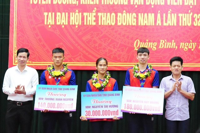 Lãnh đạo tỉnh Quảng Bình trao phần thưởng cho các VĐV