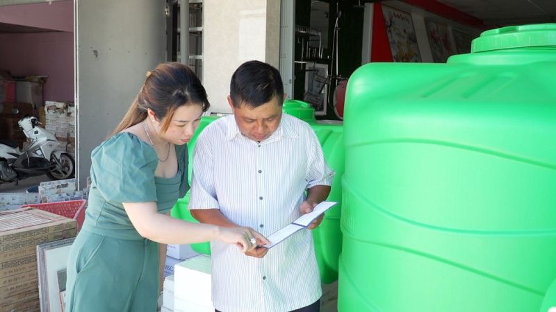Chị Phan Thu Hiền chủ đại lý vật liệu xây dựng Trần Năm giới thiệu tới khách hàng những ưu điểm của bồn nhựa Plasman
