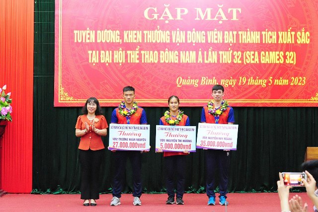 Lãnh đạo Lãnh đạo Sở Văn hóa - Thể thao và lãnh đạo các huyện Minh Hóa, Tuyên Hóa tặng thưởng cho VĐV