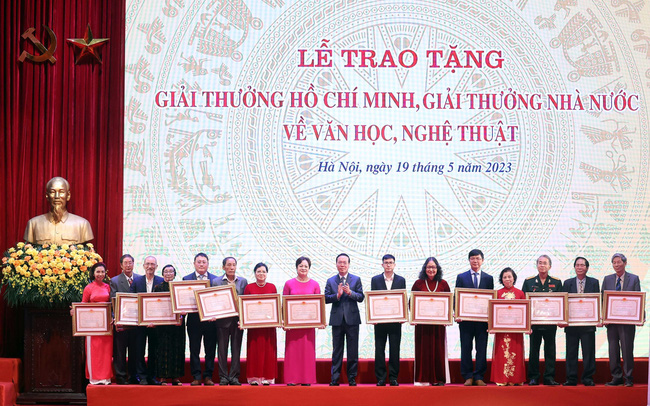 Chủ tịch nước Võ Văn Thưởng trao tặng Giải thưởng Hồ Chí Minh cho các tác giả, thân nhân tác giả