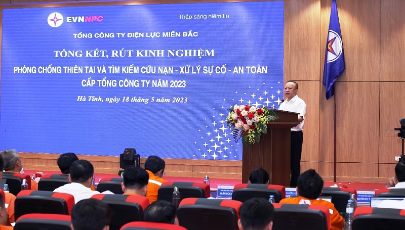 Ông Vũ Anh Phương – Phó Tổng giám đốc Tổng công ty, Trưởng Ban chỉ huy PCTT&TKCN EVNNPC phát biểu nhận xét tại cuộc họp rút kinh nghiệm