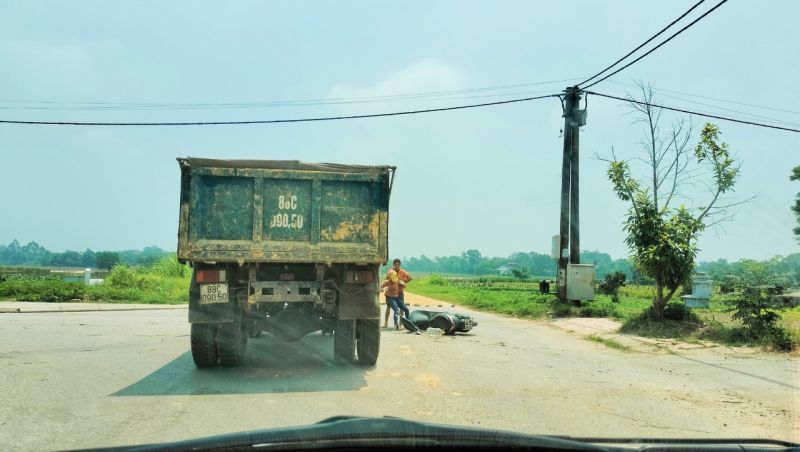 Việc phơi tràn lan thóc ra đường giao thông đã làm thu hẹp mặt đường gián tiếp gây ra vụ tai nạn giao thông giữa xe tải chở đất và người phụ nữ đi xe điện( sáng nay ngày 19/5/2023 trên địa bàn Thị trấn Hợp Hoà huyện Tam Dương)