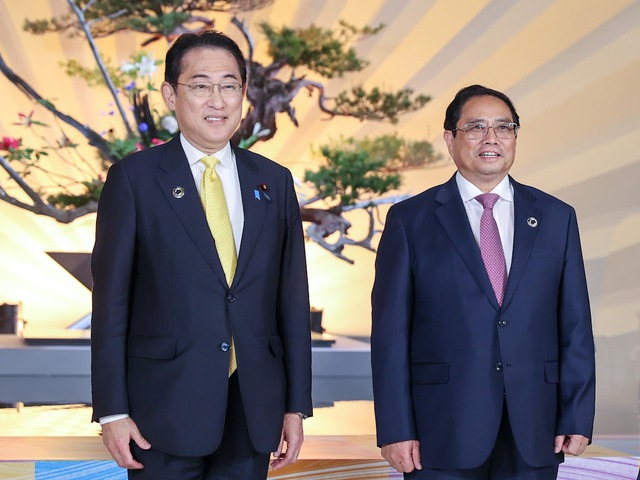 Thủ tướng Nhật Bản Kishida Fumio đón Thủ tướng Phạm Minh Chính tham dự các hoạt động trong khuôn khổ Hội nghị Thượng đỉnh Nhóm các nước công nghiệp phát triển (G7) mở rộng