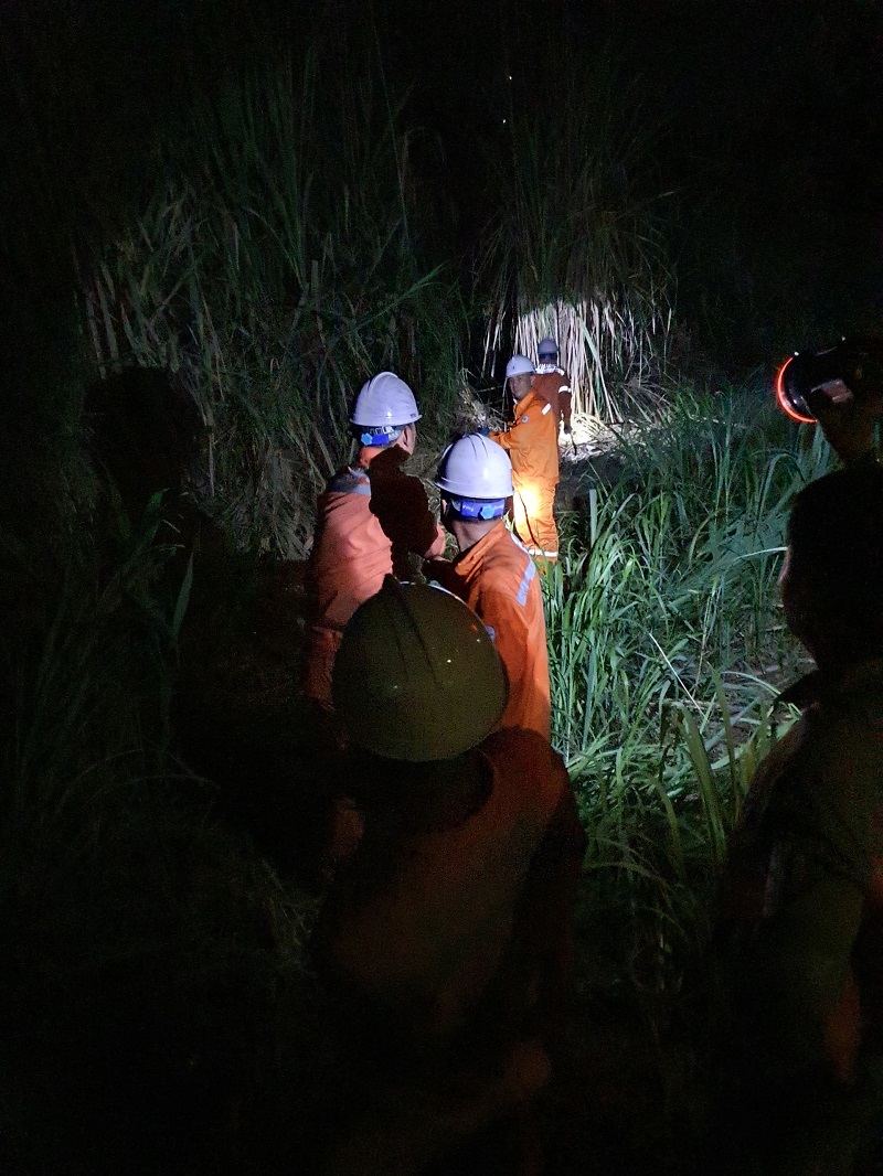 2Công nhân Đội quản lý vận hành lưới điện cao thế Quảng Ninh khắc phục sự cố ngay sau khi dập tắt đám cháy