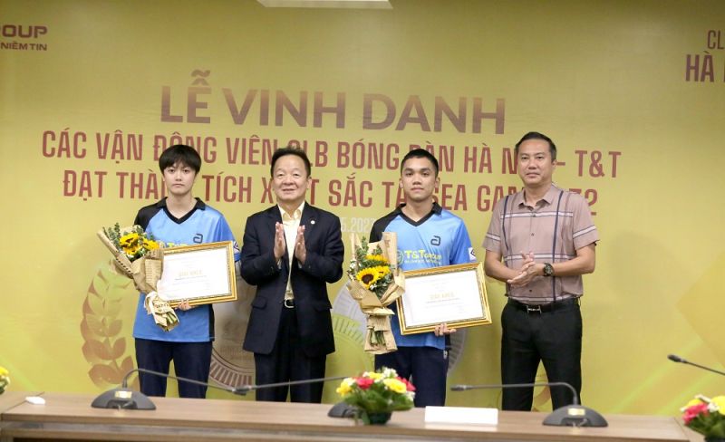 Doanh nhân Đỗ Quang Hiển trao phần thưởng cho Mai Ngọc và Anh Hoàng, 2 vận động viên giành Huy chương Vàng bóng bàn đôi nam nữ SEA Games 32.