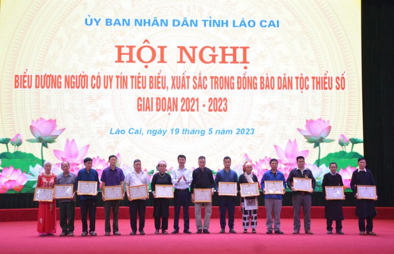 Trao tặng Bằng khen cho người có uy tín tiêu biểu tỉnh Lào Cai giai đoạn 2021-2023