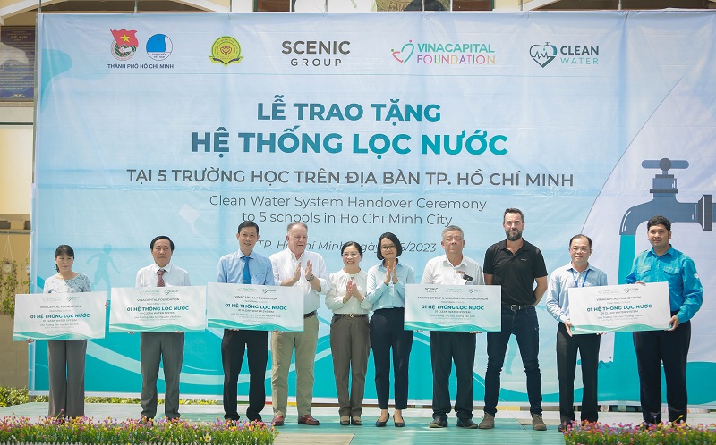 Đại diện VCF, Thành Đoàn TP.HCM, và Scenic Group trao tặng bảng tài trợ tượng trưng cho đại diện huyện Nhà Bè và các trường học được hỗ trợ